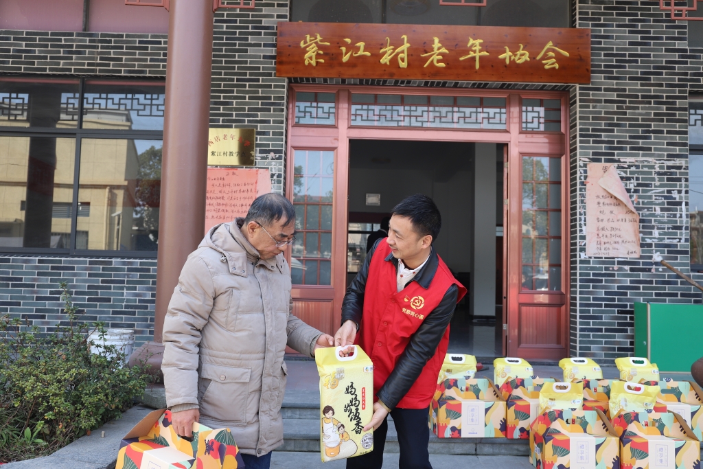 暖春意，，，，，，，，敬老情-龙8头号玩家多年坚持慰问孤寡老人